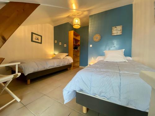 Posteľ alebo postele v izbe v ubytovaní Charmante Maison au Cœur d’un Village Paludier, Proche Guérande et Plages, Terrasse et Wifi - FR-1-306-1227