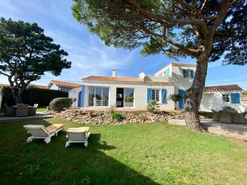 Maison rénovée avec terrasse et jardin clos à 30m de la mer, parking, wifi - FR-1-306-1228