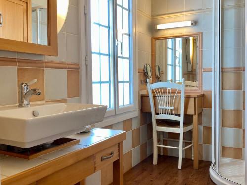 Kúpeľňa v ubytovaní Maison rénovée avec terrasse et jardin clos à 30m de la mer, parking, wifi - FR-1-306-1228