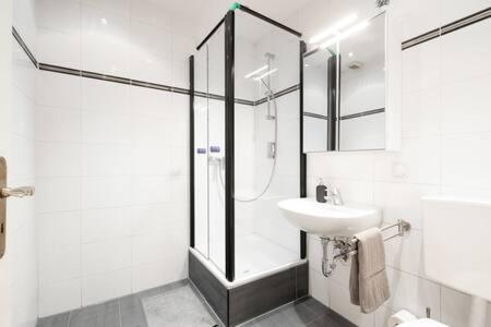 A bathroom at Grand Apartment close to the Isar and Citycenter