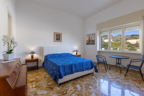 um quarto com uma cama, uma mesa e cadeiras em Casa Vacanze Fernanda em Torre Vado
