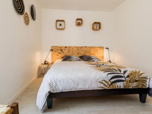 1 dormitorio con 1 cama grande y cabecero de madera en Gîte Villeneuve-en-Retz, 2 pièces, 3 personnes - FR-1-306-1257, en Bourgneuf-en-Retz