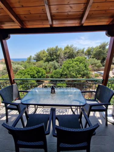 una mesa y sillas en un balcón con vistas en Skafidakia, en Agios Nikolaos