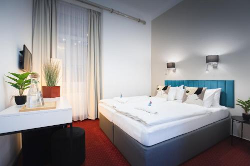 A bed or beds in a room at Maverick Downtown