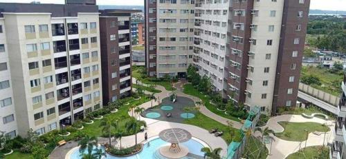 una vista aérea de un complejo de apartamentos con edificios en TOWER 3 421 POOL VIEW, en Iloilo City