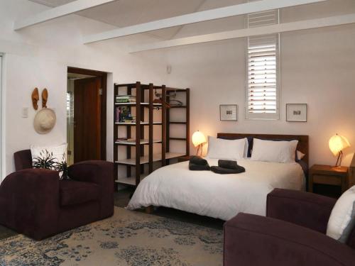 um quarto com uma cama grande e 2 cadeiras em 40 on Longmarket em Stanford