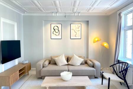 Μια τηλεόραση ή/και κέντρο ψυχαγωγίας στο 2 Bedroom Apartment in Trendy Area