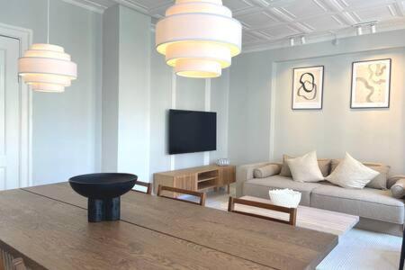 Μια τηλεόραση ή/και κέντρο ψυχαγωγίας στο 2 Bedroom Apartment in Trendy Area
