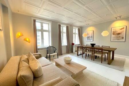 Χώρος καθιστικού στο 2 Bedroom Apartment in Trendy Area