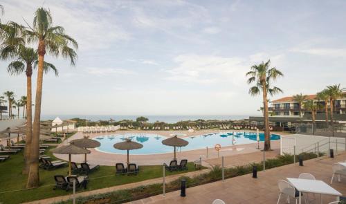 a view of the pool at the resort at Ilunion Calas de Conil in Conil de la Frontera