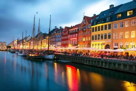 um grupo de edifícios junto a um rio com uma ponte em 3 Bedroom Flat - Perfect for Families em Copenhague