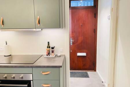 Kuchyň nebo kuchyňský kout v ubytování INACTIVE Cozy & Modern Studio by Metro Station