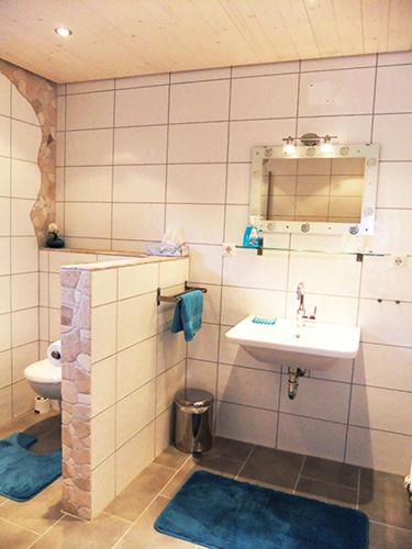 a bathroom with a sink and a toilet at Ferienwohnung Viabella in Pleisweiler-Oberhofen