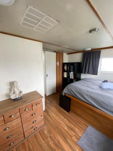 1 dormitorio con cama y tocador de madera en The Floating Home en Barcelona
