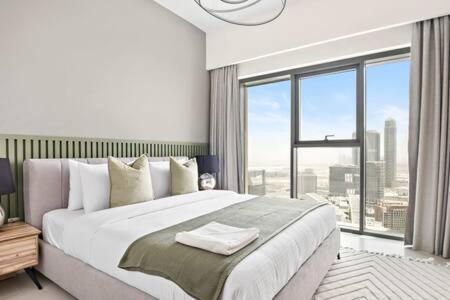 Postel nebo postele na pokoji v ubytování NEW Silkhaus Luxurious in Downtown Premium Tower