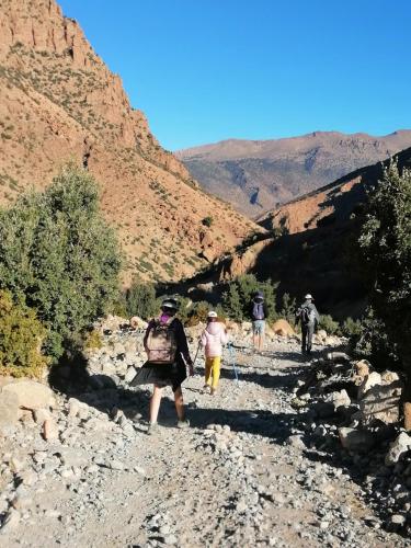 a group of people walking down a rocky trail at Gite chez Ali Agouti Maison Berbère in Agouti