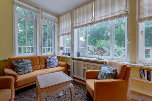 ein Wohnzimmer mit 2 Sofas und Fenstern in der Unterkunft Haus Friedrichsen 05 in Wyk auf Föhr