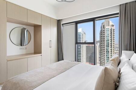 Postel nebo postele na pokoji v ubytování Silkhaus modern 1BDR in Downtown premium tower