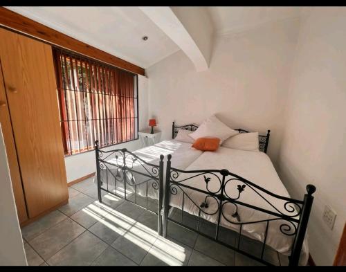 Una cama o camas en una habitación de OakTree Guest House
