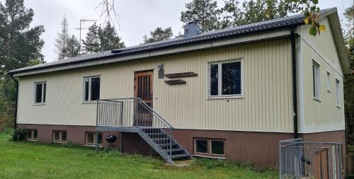Das Gebäude in dem sich die Villa befindet
