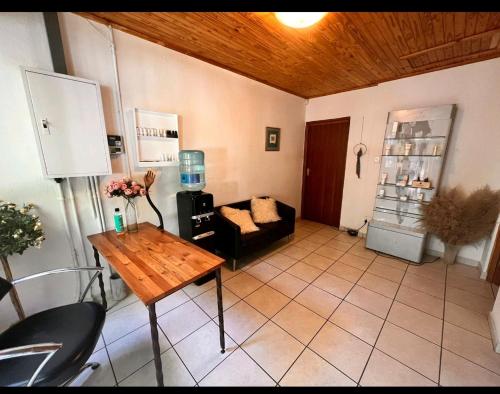 ein Wohnzimmer mit einem Sofa und einem Tisch in der Unterkunft OakTree Guest House in Sandton