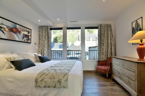 ein Schlafzimmer mit einem großen Bett und einem Fenster in der Unterkunft L Ostra 0 in Cancale