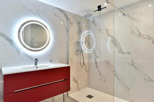 カンカルにあるL Ostra 0のバスルーム(シャワー、シンク、鏡付)