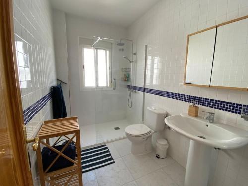 Villa La Maroma - Spacious and quiet family home في ألكاوثين: حمام ابيض مع مرحاض ومغسلة