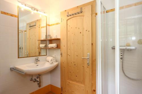 uma casa de banho com um lavatório e um chuveiro em Bio Kräuterhof Oberpalwitter em Barbiano