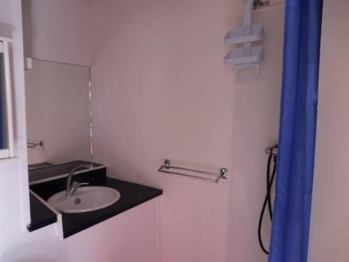 Photo de la galerie de l'établissement AZUR ET SOLEIL Joli T2 alcôve proche plage Richelieu Cap d'Agde, au Cap d'Agde