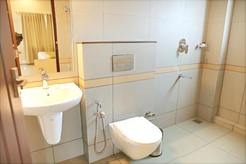 łazienka z toaletą i umywalką w obiekcie MISTY DALE MUNNAR RESORT & SPA w mieście Anachal