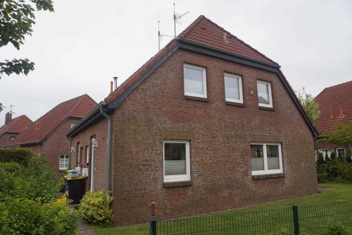 カロリーネンジールにあるFerienhaus Fischerstraße 11 aの赤レンガ屋根