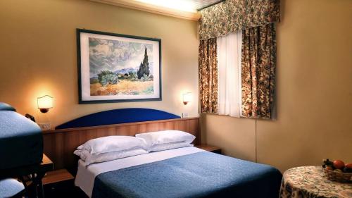 um quarto de hotel com uma cama e uma janela em Phi Hotel Ambra em Pescara