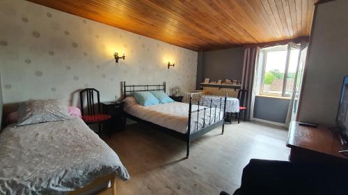 1 dormitorio con 1 cama en la esquina de una habitación en La Grange Des Roches Roses, en Anchenoncourt-et-Chazel