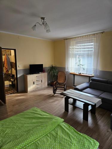 sala de estar con sofá y mesa en Gościniec w Starym Młynie, en Biała
