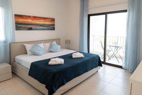 um quarto com uma cama com duas toalhas em Oceans Breeze Villa em Protaras