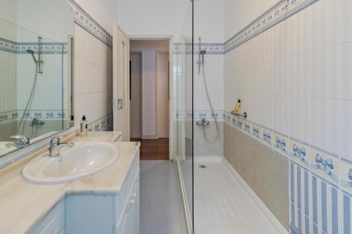 セトゥーバルにあるPatios das Marias, Apartamento T3, Rosasの白いバスルーム(シンク、シャワー付)