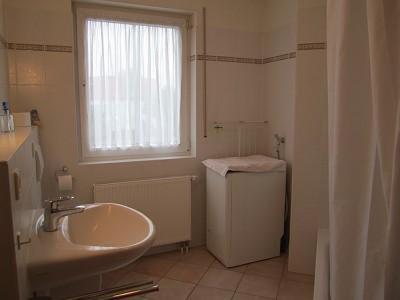 een badkamer met een wastafel, een raam en een radiator bij Kon 375 in Scharbeutz