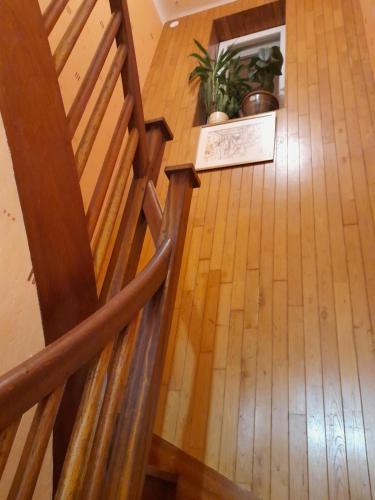 Elle offre une vue sur un escalier et dispose de parquet. dans l'établissement LA VIE DOUCE, à Boussay