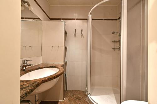 y baño con lavabo y ducha. en RES 408 - Residenz - Teilseeblick en Scharbeutz
