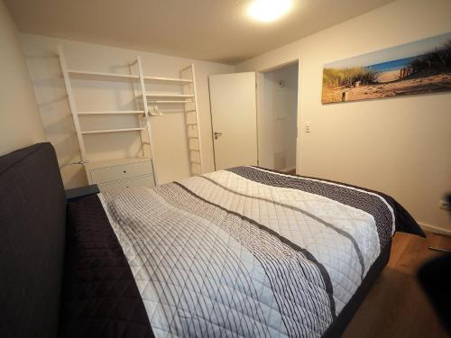 een slaapkamer met een bed en een schilderij aan de muur bij FIS 002 - Strandperle in Scharbeutz