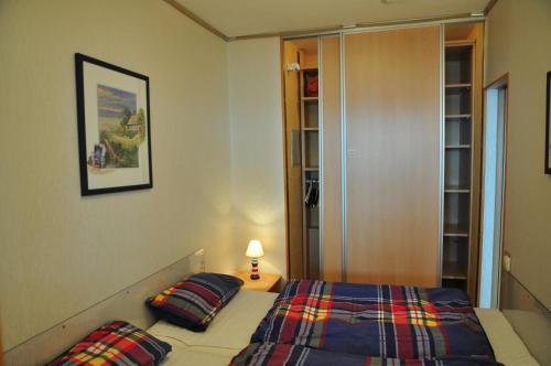 una camera con un letto con due cuscini sopra di RES 406 - Apartment Meeresliebe - Seeblick a Scharbeutz
