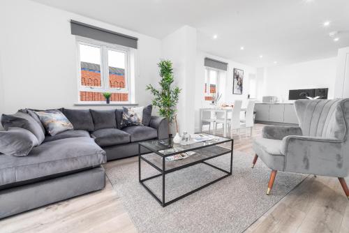 a living room with a couch and a table at Stylish Apartment - 2 Bedrooms - Balcony - Parking - Netflix - Wifi - 7MC in Birmingham