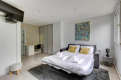 パリにある235 Home Madrid Conceptのベッドルーム1室(ベッド1台付)