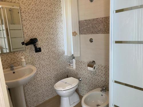 エルコラーノにあるLa Casa di Ercole B&Bのバスルーム(トイレ、洗面台、鏡付)