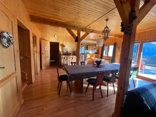 a dining room and kitchen with a table and chairs at Chalet l'Aigle bleu in Uvernet-Fours