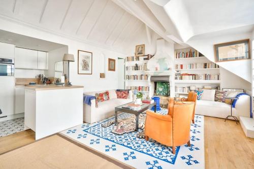 une cuisine et un salon avec une table et des chaises dans l'établissement Élégant T1 à 13 min du Musée du Louvre, à Paris