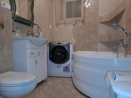 a bathroom with a washing machine and a sink at Pokoje Jasionka Zaczernie in Trzebownisko