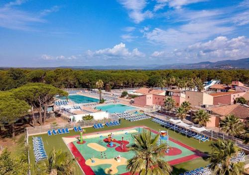 une vue aérienne d'une piscine dans un complexe hôtelier dans l'établissement Mobil-home Camping Oasis, à Roquebrune-sur Argens