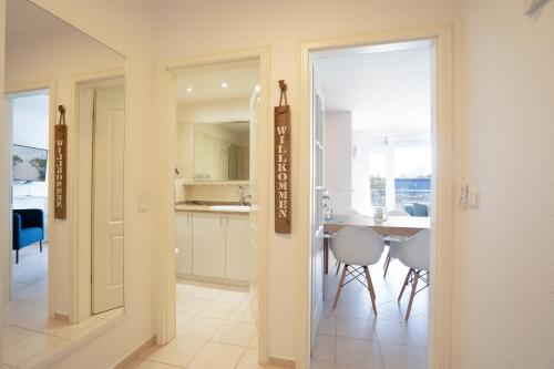 沙博伊茨H3 53 - Hanseat - Außenschwimmbad的厨房兼餐厅，配有桌椅